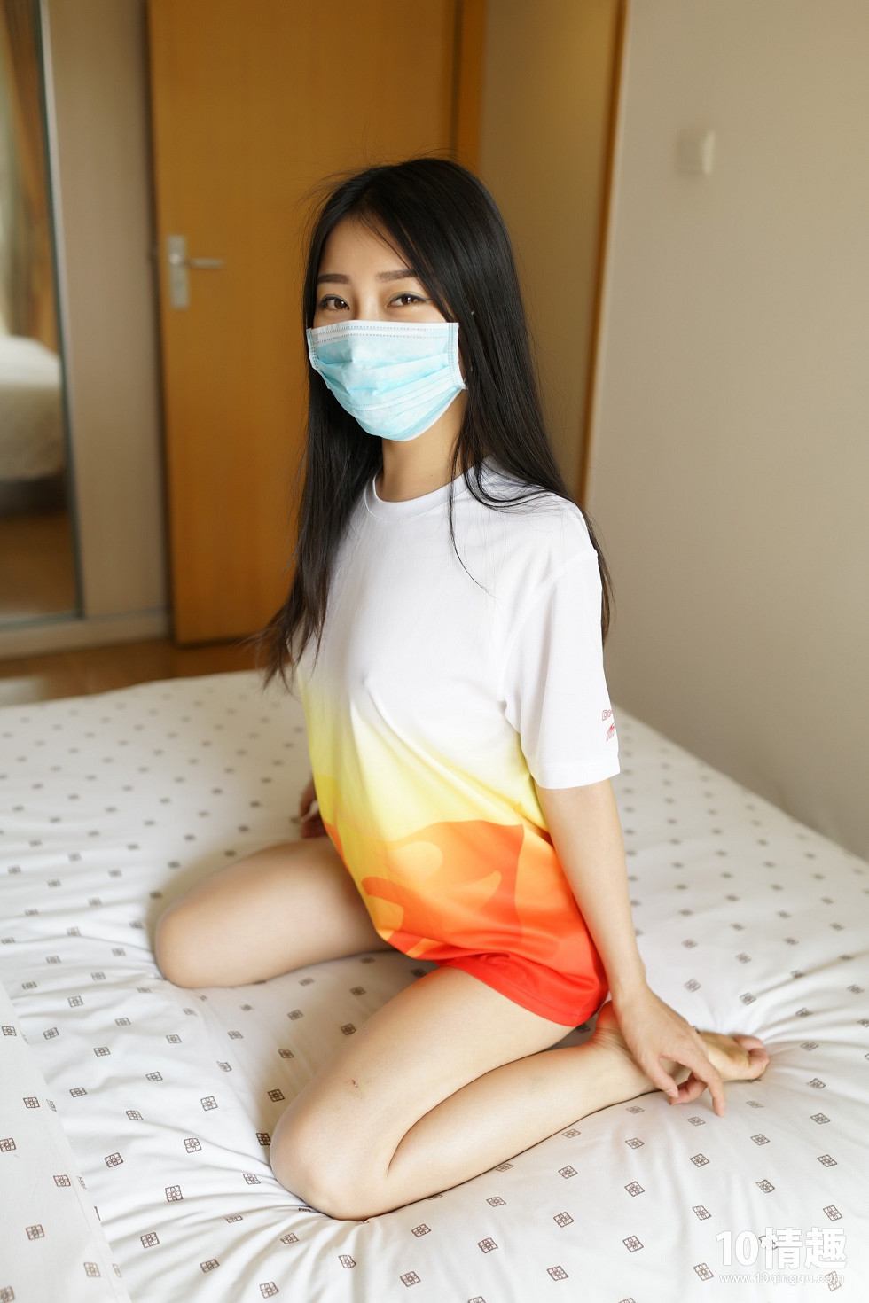 [ROSI写真]口罩系列NO.373_宽松上衣妹子无内真空激凸床上撩人姿势诱惑写真52P