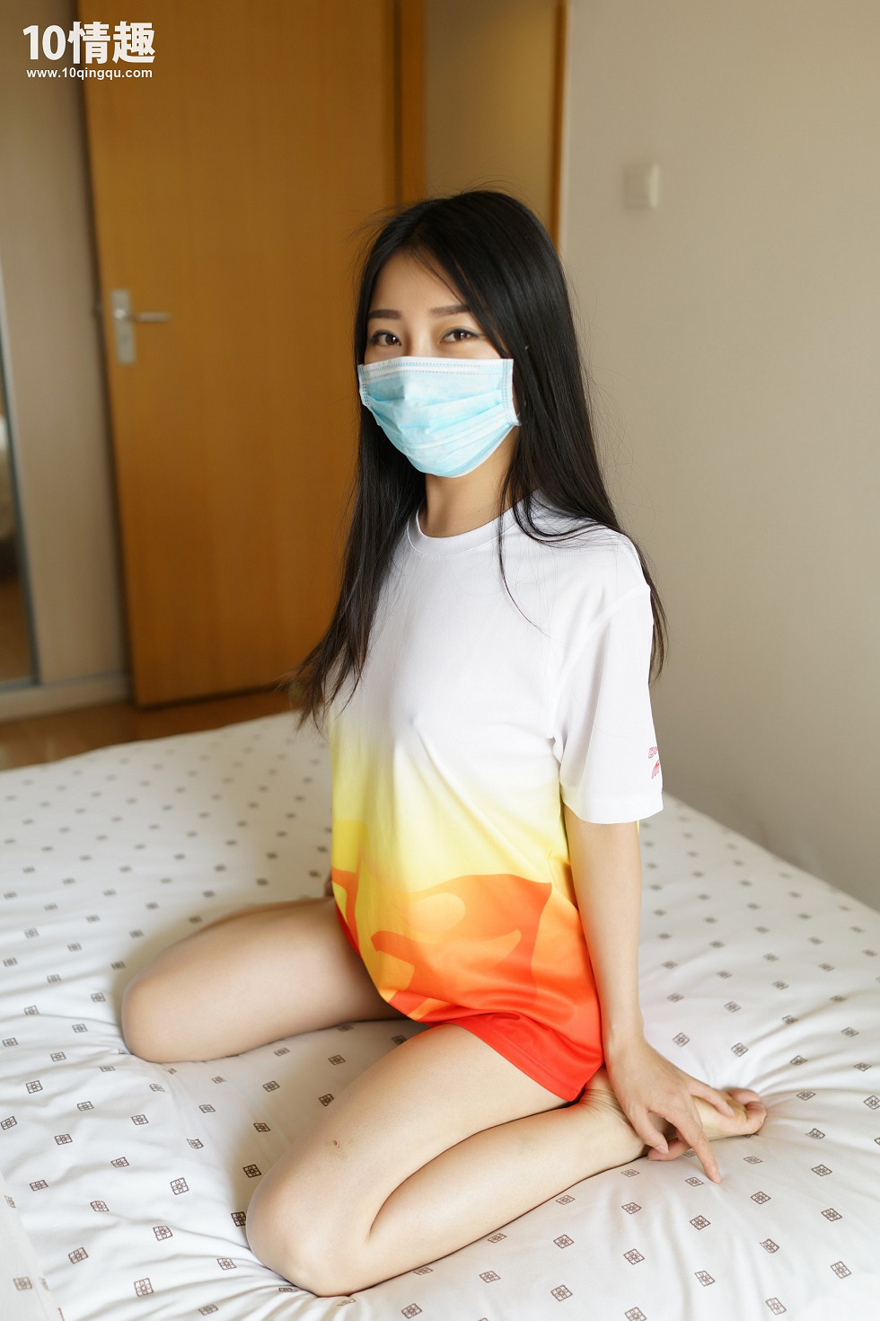 [ROSI写真]口罩系列NO.373_宽松上衣妹子无内真空激凸床上撩人姿势诱惑写真52P